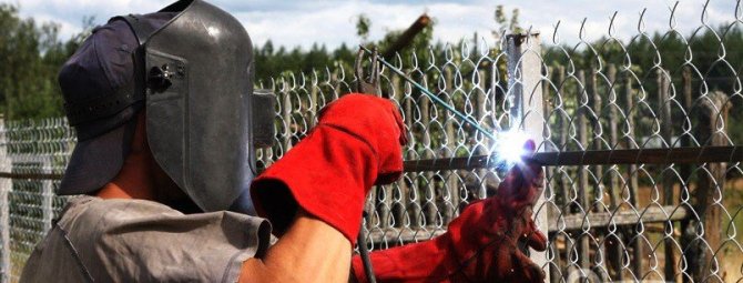 Устройство забора из сетки-рабицы на примере натяжной и секционной конструкций