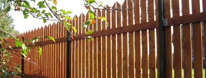 Забор из деревянного штакетника: технология возведения самого популярного ограждения