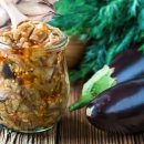 Заготовки на зиму: 10 витаминных салатов из баклажанов с собственной грядки