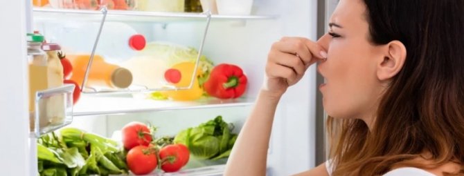 4 простых способа быстро убрать запах из холодильника после праздников