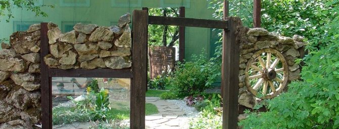 Зеркальный акрил в дизайне сада: правила крепления и ошибки размещения