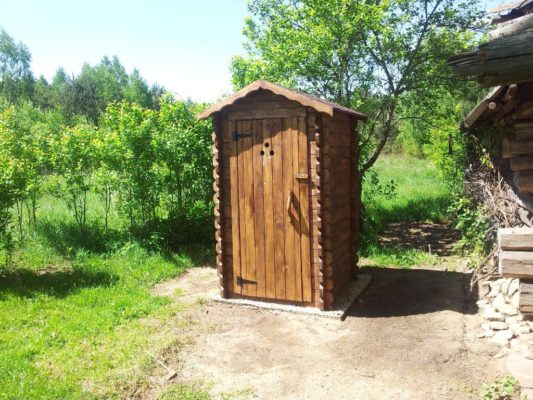 Доставка деревянных туалетов