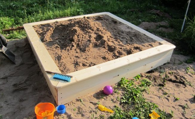 Как построить детскую песочницу на участке