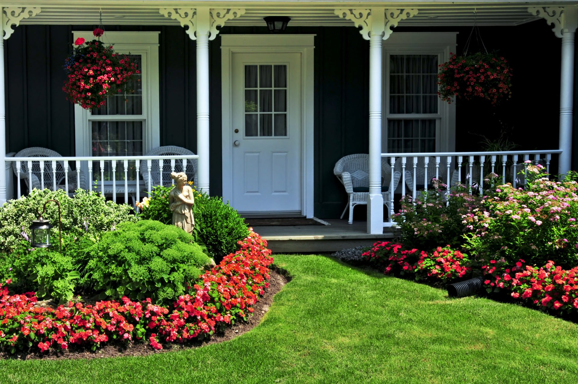 Оформление клумб и цветников перед домом на даче: правила + примеры