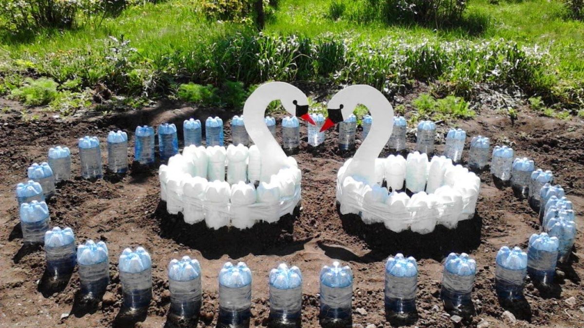 Поделки из пластиковых бутылок своими руками для дачного участка (59 фото)