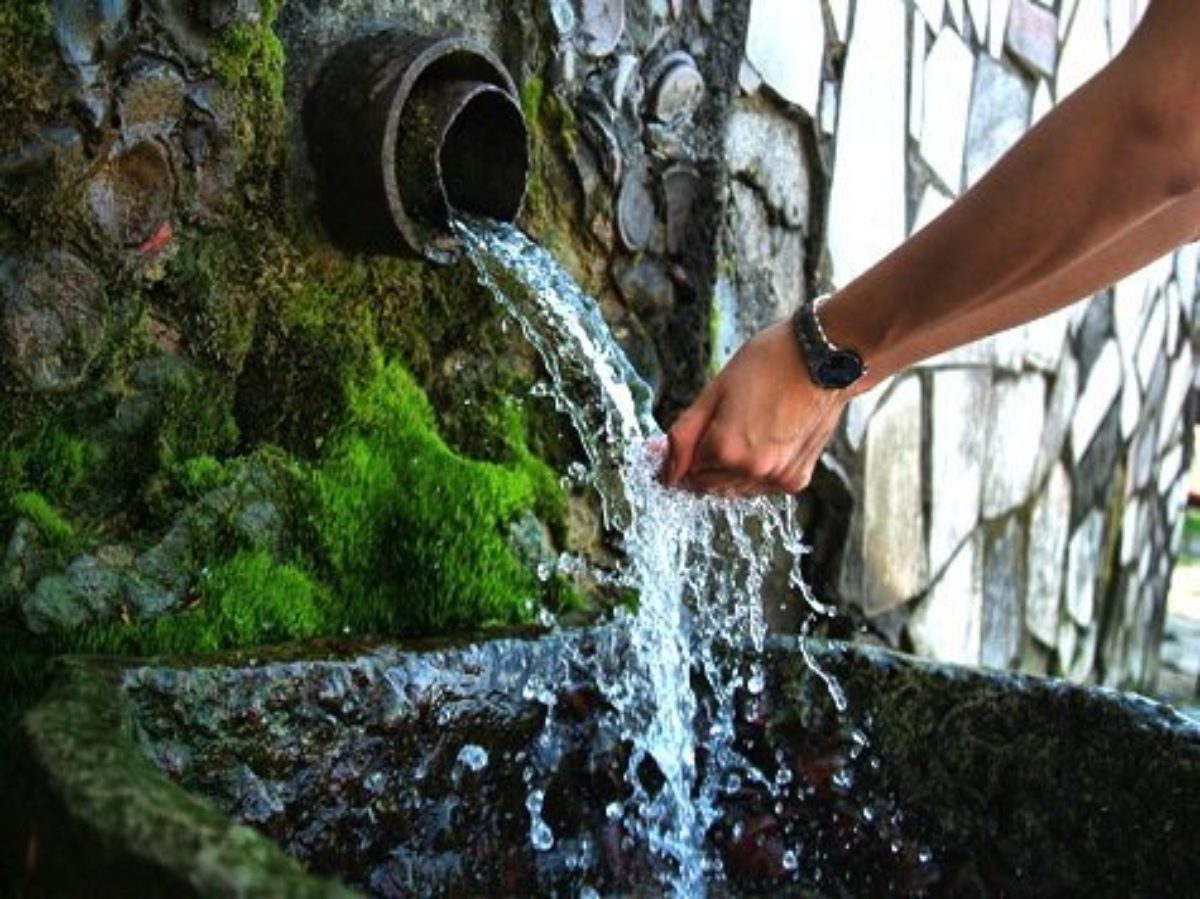 Очистка скважины на воду: доверить профессионалам или сделать самому