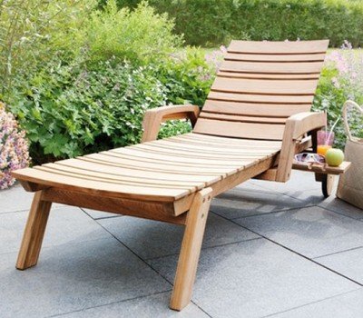 Самодельное садовое деревянное кресло для отдыха на даче