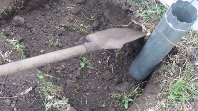 Посадочная яма с трубкой и лопата